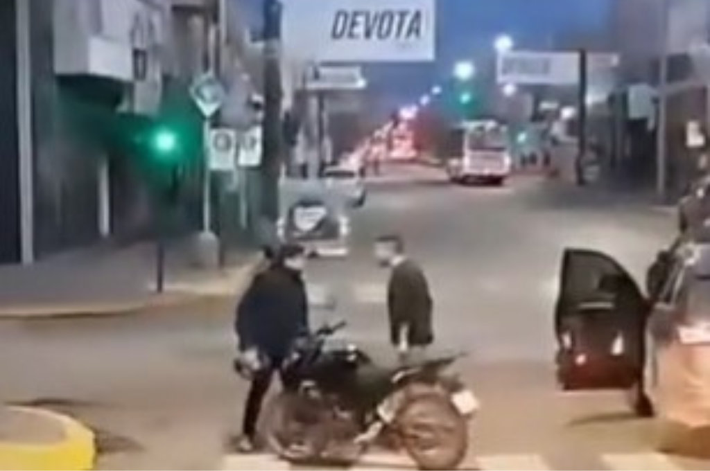 Video: se bajó para pelear con un motociclista, dejó el auto sin freno de mano y causó un choque
