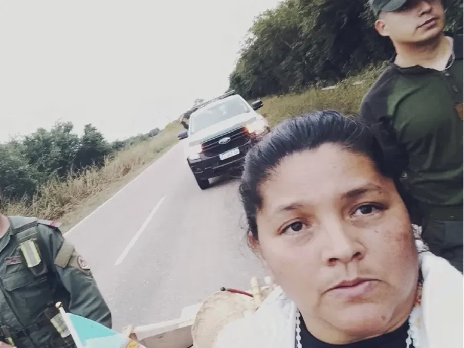 Salta: camina más de 500 kilómetros a pie para pedir justicia por la muerte de su hija de 15 años y su nieta