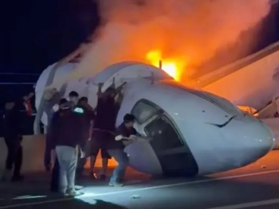 Al menos un muerto tras estrellarse e incendiarse una avioneta sobre una autopista en Texas