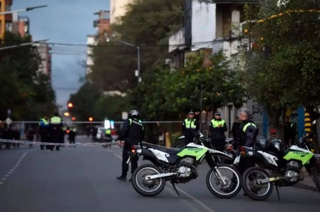 Pánico en Tucumán: atacó a su expareja en la calle, baleó a un hombre y luego se suicidó