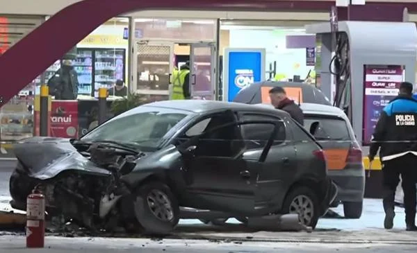 Se durmió al volante, chocó contra un surtidor y el auto se prendió fuego en la avenida General Paz