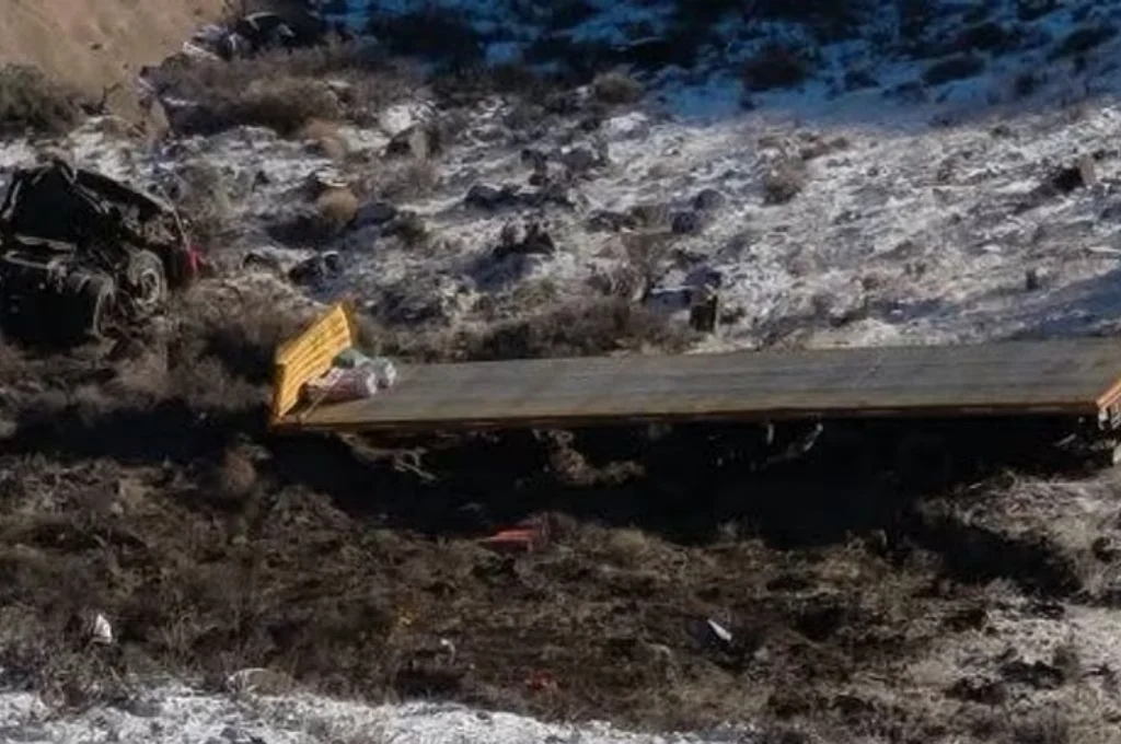 Accidente fatal en Neuquén: un camionero muerto tras desbarrancaren ruta 40