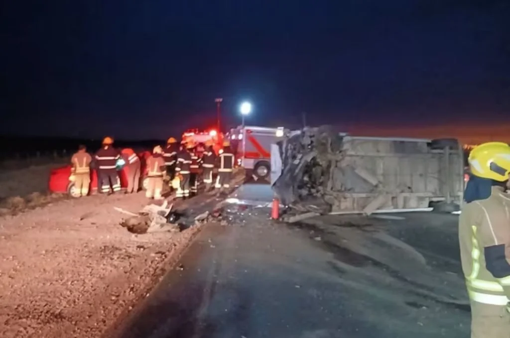 Córdoba: dos muertos tras chocar un micro que llevaba un equipo de fútbol infantil con una camioneta
