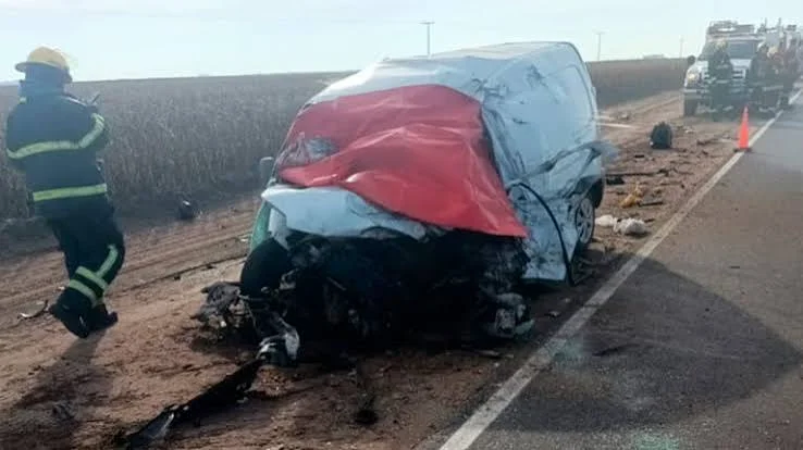 Córdoba: un choque frontal entre un utilitario y un camión dejó dos muertos