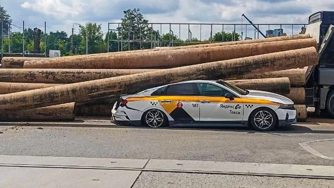 Una escena de Destino final se volvió real en Moscú: tubos aplastaron un taxi