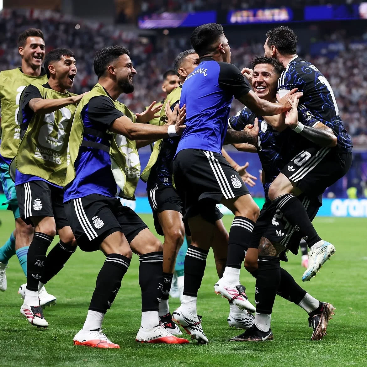 Argentina venció 2-1 a Inglaterra y jugará la final ante españa