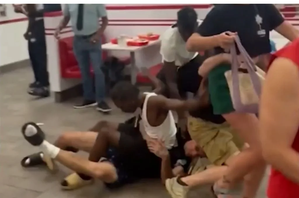 Impactante batalla campal entre varios clientes de un restaurante de Arizona