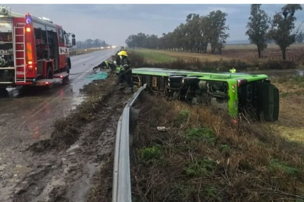 Un micro con 20 pasajeros volcó y cayó desde un puente en Carmen de Areco
