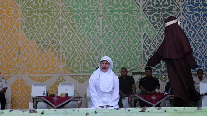 Indonesia: castigaron con latigazos públicos a una pareja por besarse en un video de TikTok