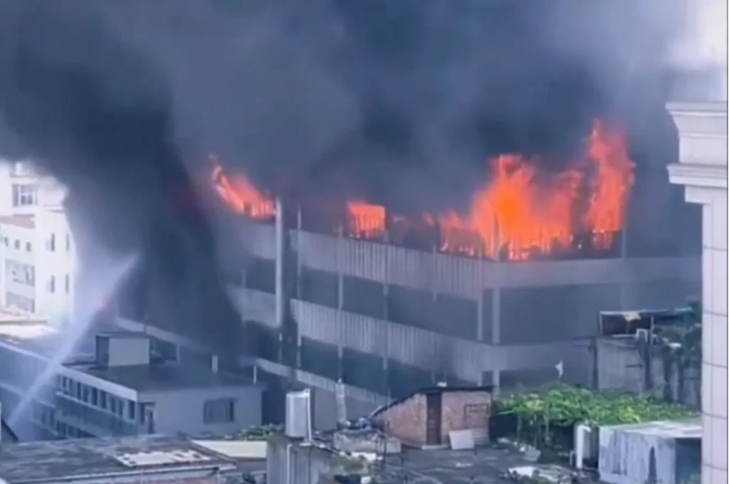 Al menos 28 muertos luego de incendiarse una fábrica de zapatos Tragedia en China