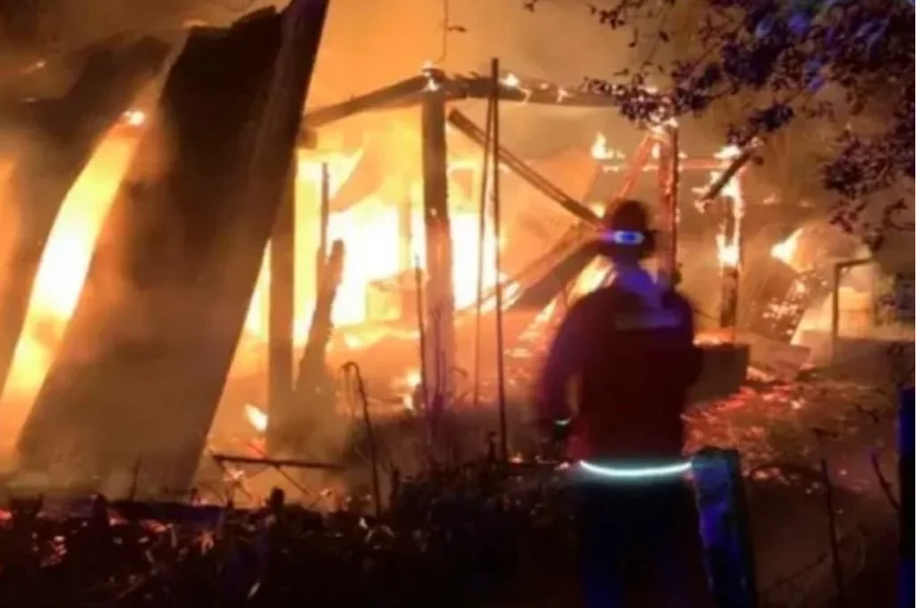 Corrientes: incendió la casa de su expareja y murió quemada una joven que había ido de visitas