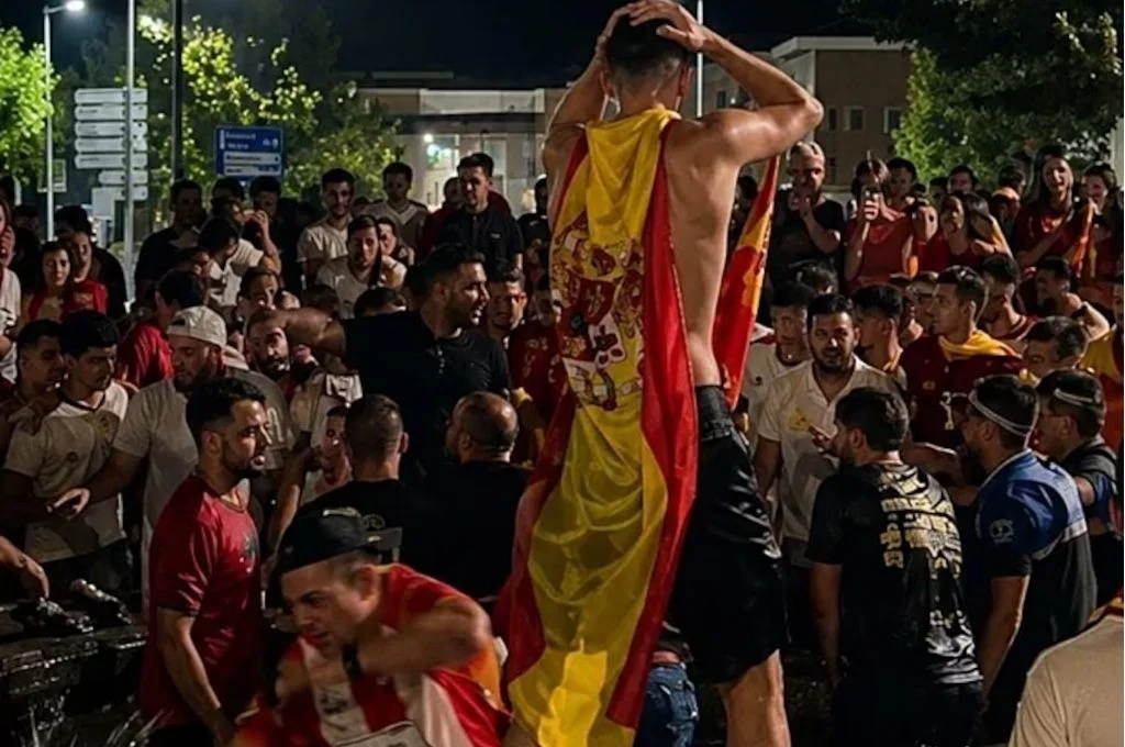 Un niño de 13 años murió al derrumbarse una fuente durante los festejos en España