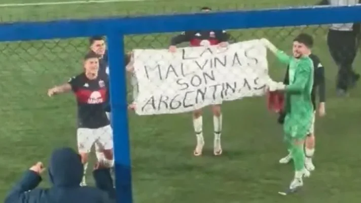 Bandera de Malvinas y un canto contra Inglaterra: así festejó Tigre tras vencer a Nacional en Uruguay