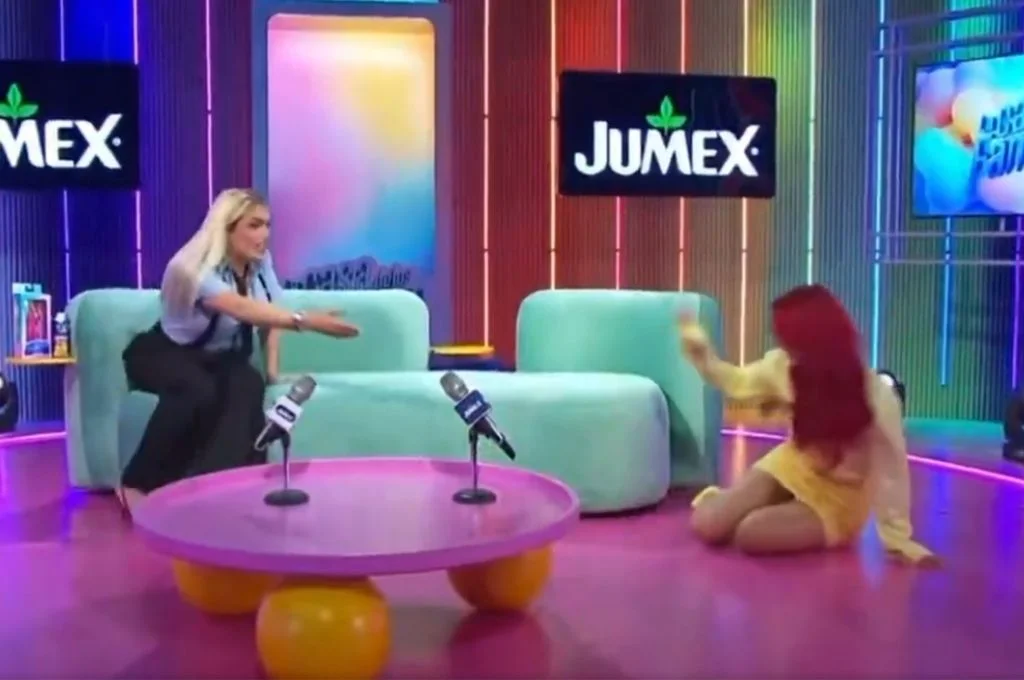 Soy muy torpe: la insólita caída de Flor Vigna durante una entrevista en México