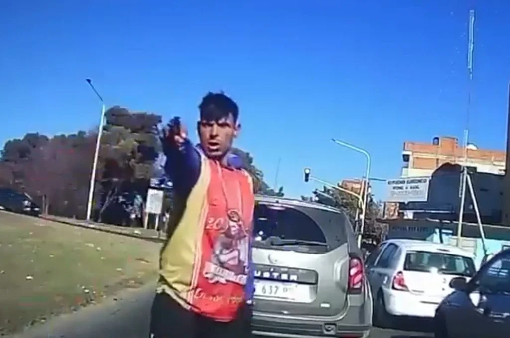 Se detuvo en un semáforo y un delincuente armado le apuntó e intentó robarle en La Matanza