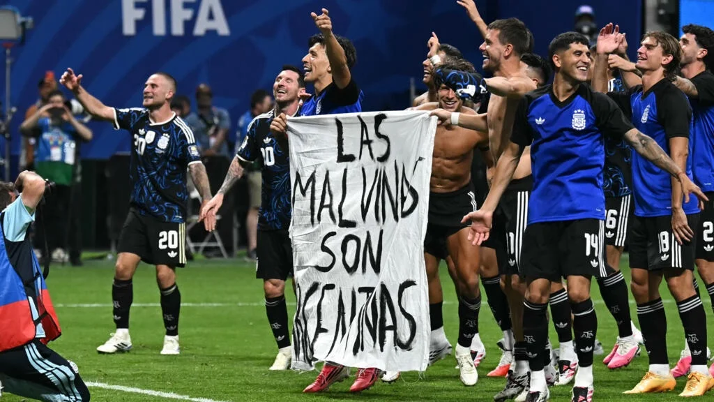 ¿Qué sanción podría recibir la Selección Argentina por la bandera de Malvinas exhibida en los festejos?