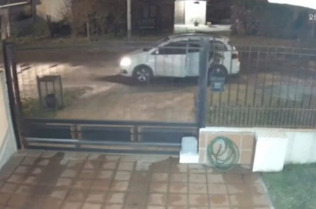 Mar del Plata: delincuentes le robaron el auto a una mujer en la puerta de la casa de un amigo de su hijo