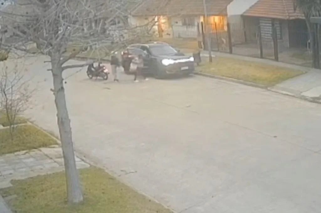 Mar del Plata: motochorros armados abordaron a una familia y le robaron la camioneta