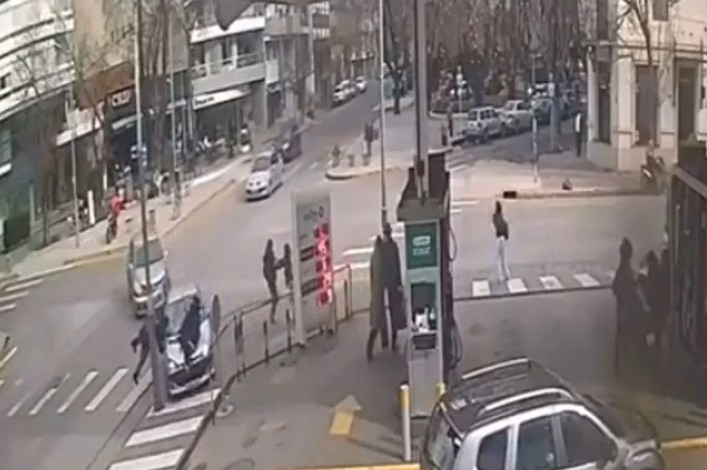 Mar del Plata: una mujer chocó con otro auto, atropelló a dos peatones y quedó detenida