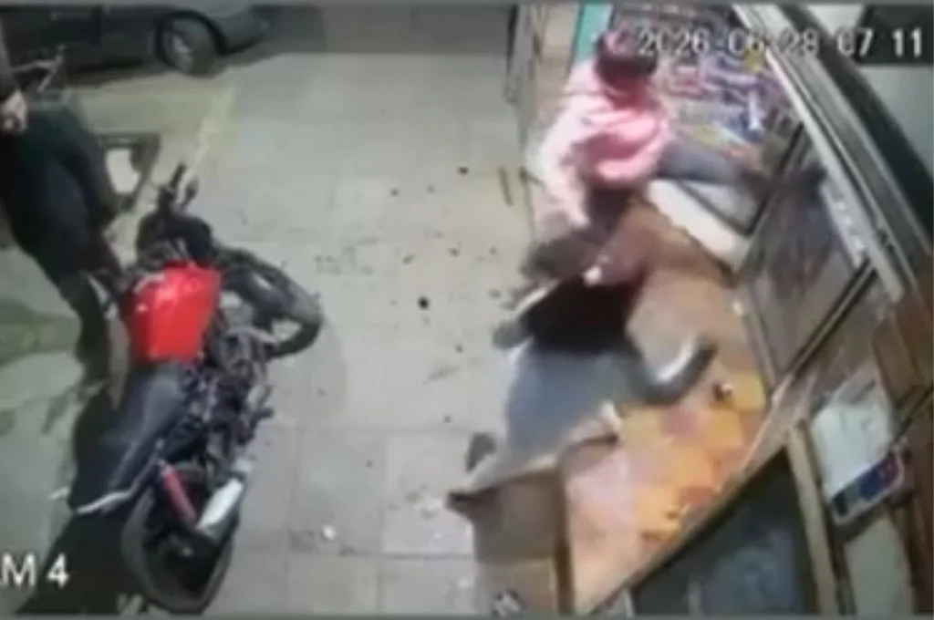 Ataque de furia: rompieron los vidrios de un kiosco a piedrazos y patadas en Merlo