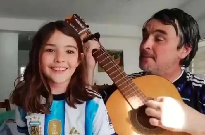 Un payador santafesino y su hija de 8 años emocionaron con una canción para la Selección
