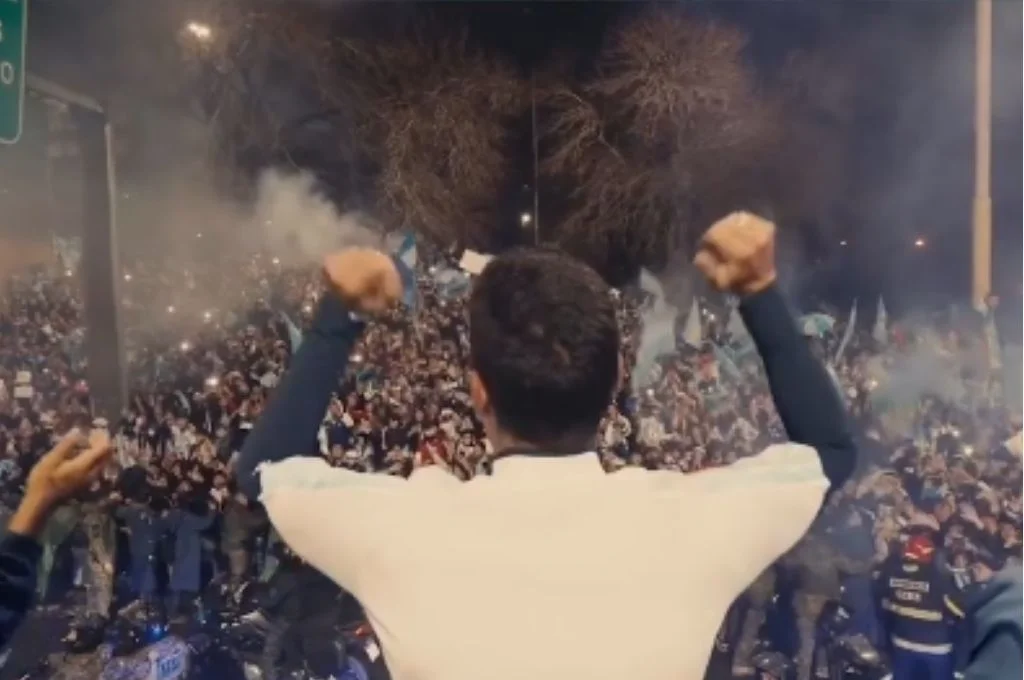 La Selección regresó a la Argentina y una multitud los recibió con cánticos y banderas de agradecimiento