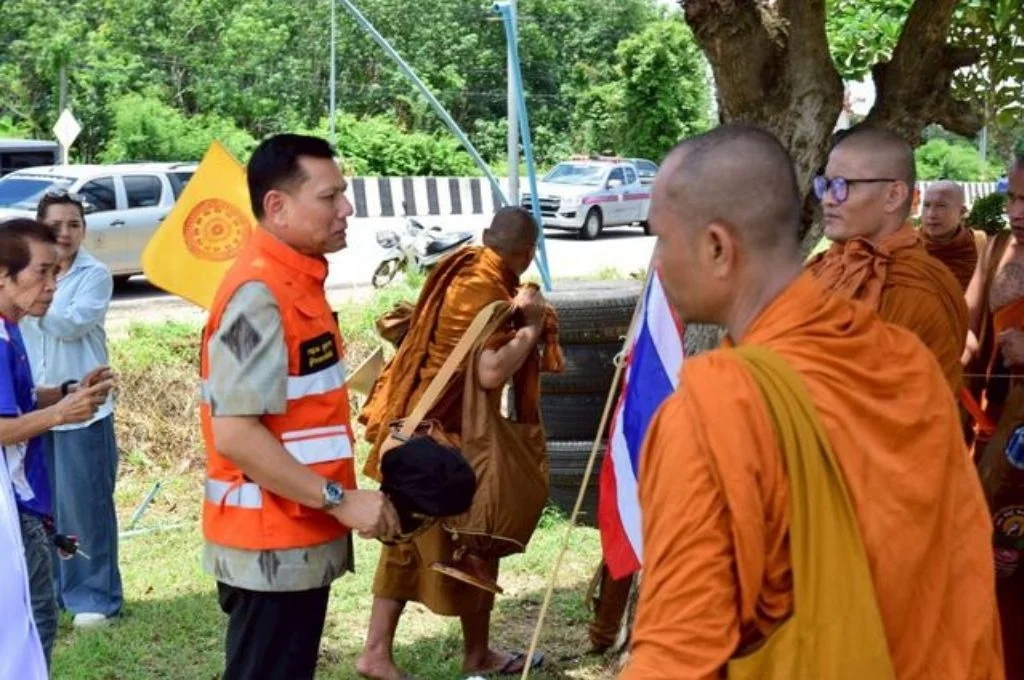 Tragedia en Tailandia: un niño que conducía una camioneta atropelló y mató a nueve monjes