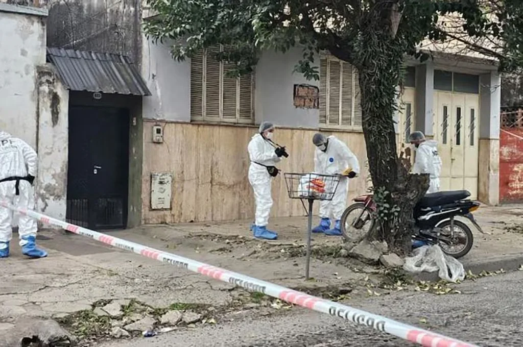 Tucumán: un joven iba en moto, lo balearon, chocó contra un árbol y murió