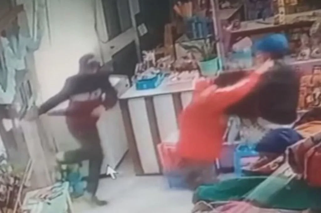 Violento robo en Virrey del Pino: delincuentes atacaron a golpes a la empleada de un kiosco